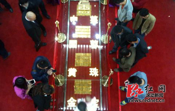 湖南长沙现“土豪金”大道200公斤金砖铺就(图)