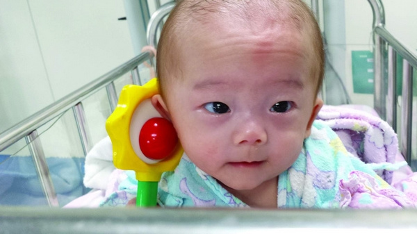 早产“拇指姑娘”顽强求生父亲现身将其接回(图)