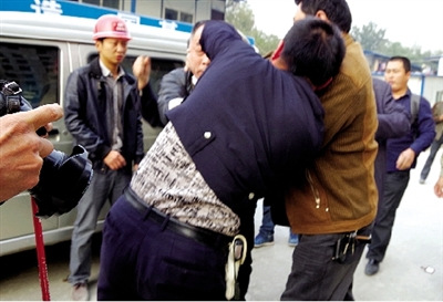 女子粉刷外墙11楼坠亡记者采访遭工地方抢相机