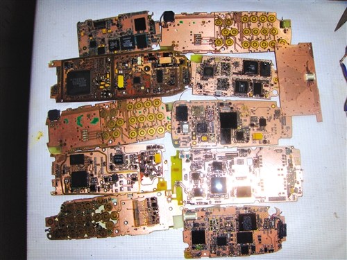 退休老伯不忍丢弃旧手机用手机主板“炼金”(图)