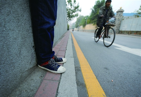 济南奇葩人行道“时有时无”最窄处仅容下一只脚