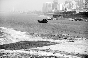 �ӽ��ϲ���ˮλ�ٴ��µ��𲽽ӽ��ݾ�����