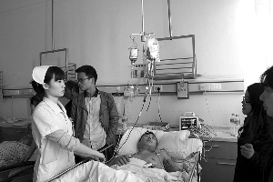 尖刀插入小伙左肺骨头顶住利刃救下小伙性命