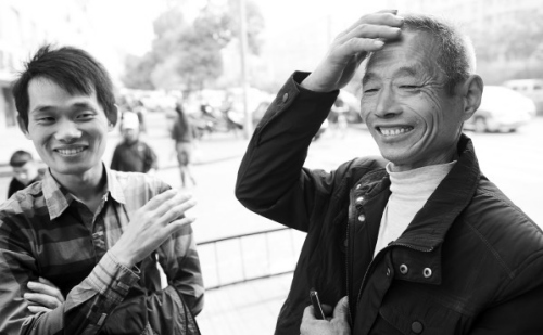 男子与儿子失散25年同时网上寻亲意外相认(图)