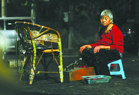 79岁婆婆自食其力路边擦鞋曾有人一次给50(图)