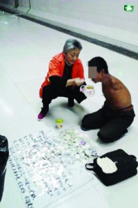 无臂男子裸身乞讨环卫大妈给其喂饭网友感动(图)