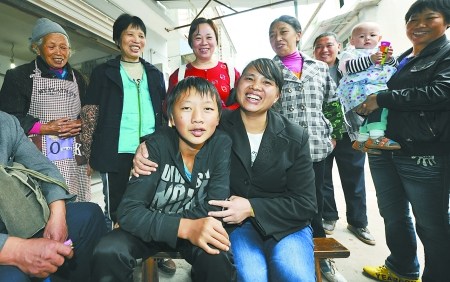 妹妹落水姐姐被拉下水隔岸少年游百米救人(图)