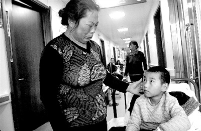 7岁男童患血友病曾偷偷倒饭欲轻生减轻父母负担