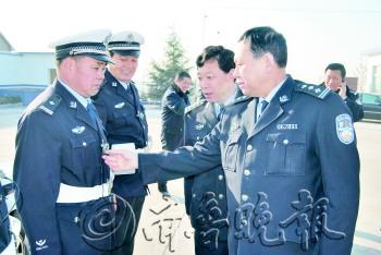 山东一交警凌晨查超载不幸被撞身亡