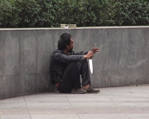 男子手持剔骨刀追逐路人经诊断患精神疾病(图)