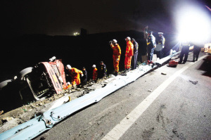 大货车速度过快转弯侧翻冲下坡道致一死一伤