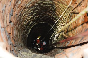 两工人施工坠入30米深井获救时两人已遇难