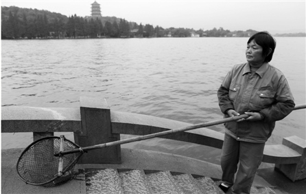 环卫大姐西湖边捞起轻生女竹竿网兜成救命利器(图)