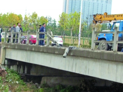 �Ͼ�һ�����ײ������׹�Ӽ�Уʦ�����ۺӾ���