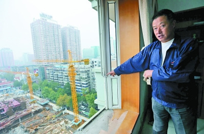 工地吊臂插入居民楼窗户房主梦中惊醒以为地震