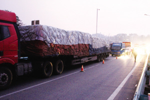 隧道内4车连撞堵住救援致道路拥堵8小时(图)