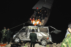 面包车冲出路基翻入河车内四人三死一伤(图)