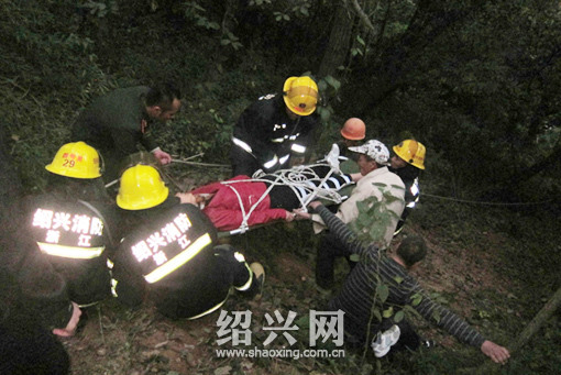 女子爬山看祖坟坠崖被困消防悬崖峭壁救人