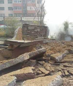 青岛黄岛区发生爆炸居民称周边道路出现崩裂