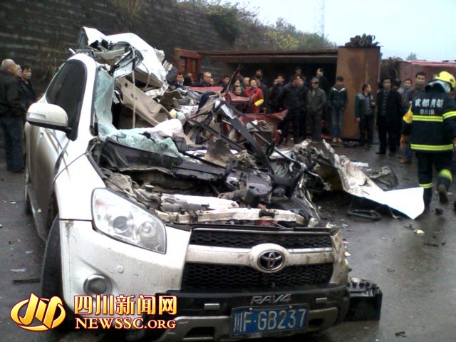 高速一货车“跨栏”撞击两小车致3死4伤(图)