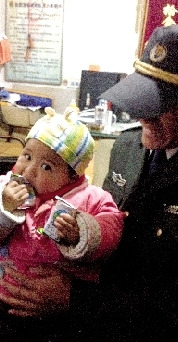 夫妻吵架女子将孩子遗弃男童靠好心人喂食维生