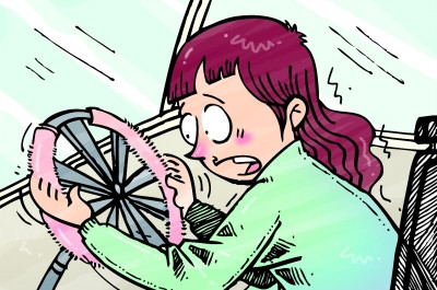 女子在方向盘上装毛绒套急打方向滑手撞上护栏