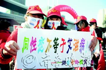 男“同志”婚姻压力大多与“圈内”女同结婚