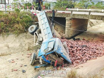失控货车坠沟车身几乎折断司机安然无恙(图)