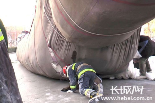 河北沧州大货车侧翻倒地一名学生被压身亡