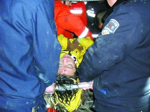 寒冬夜母女俩互绑跳河轻生小伙三次下河救人