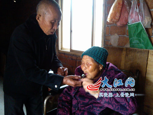 82岁老人照顾瘫痪妻子23年年华逝去爱情不老