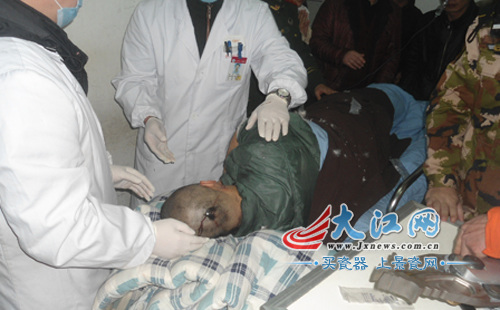 钢筋从天而降插入男子后脑勺消防剪断钢筋救人