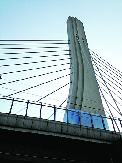 抑郁男翻进地铁轨道欲爬铁塔地铁司机及时停车