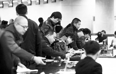 武汉终结“驾校报名考驾照”(图)