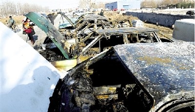 郑州一轿车自燃爆炸引燃并排停放7辆二手车(图)