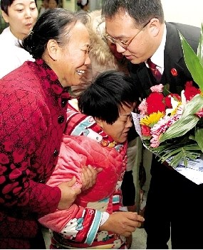 男子路遇车祸为救孩子连闯红灯称“吃罚单也认”