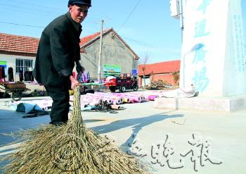 八旬老汉捐毕生积蓄建广场自己看电视都嫌费电