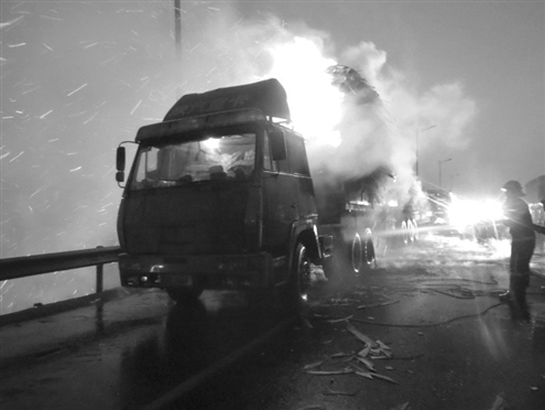 济南:半挂车高速起火几十吨货物被烧毁(图)
