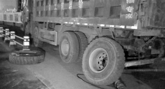 轮胎爆炸裂开30厘米口子补胎工直接被掀飞(图)