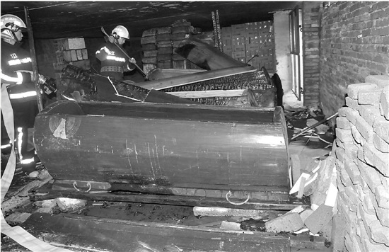 桥墩下藏30多口棺材半夜突然冒烟起火(图)