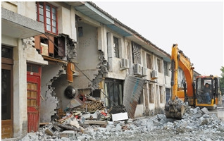 道路坍塌民房“悬空”抢修几小时后悬房垮塌