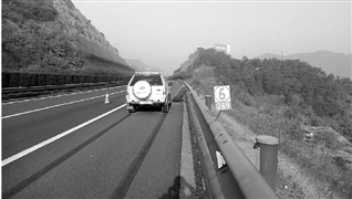 越野车狂飙撞上重型货车车后留80米刹车痕迹