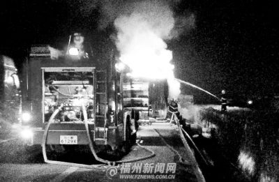 载化学品货车起火消防员抢出300公斤树脂(图)