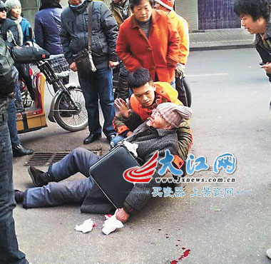 八旬老人街头摔断鼻梁15岁少年抱扶40分钟(图)