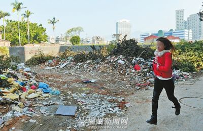 男子边跑边系皮带自称中迷药被美女抢劫(图)