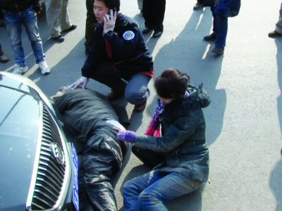 南京轿车撞车站致1死3伤女子轮下喊先救老公