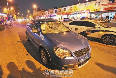福州一轿车冲上人行道撞伤四人事故正在调查