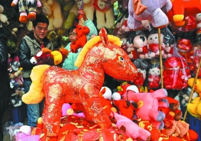 “马上有钱”玩偶热卖买家大多图个好兆头