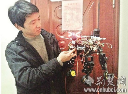 宅男造异性机器狗陪聊天却很少和人说话(图)