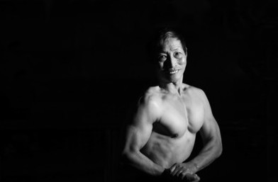 74岁老人泡健身房8年成健美型男大秀肌肉(图)